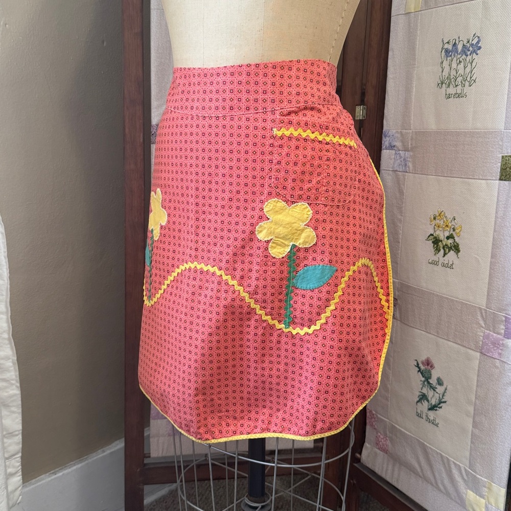 Mid Century Kitchen Apron w/ Yellow Ric Rac & Flower Appliqué – Retro Hostess